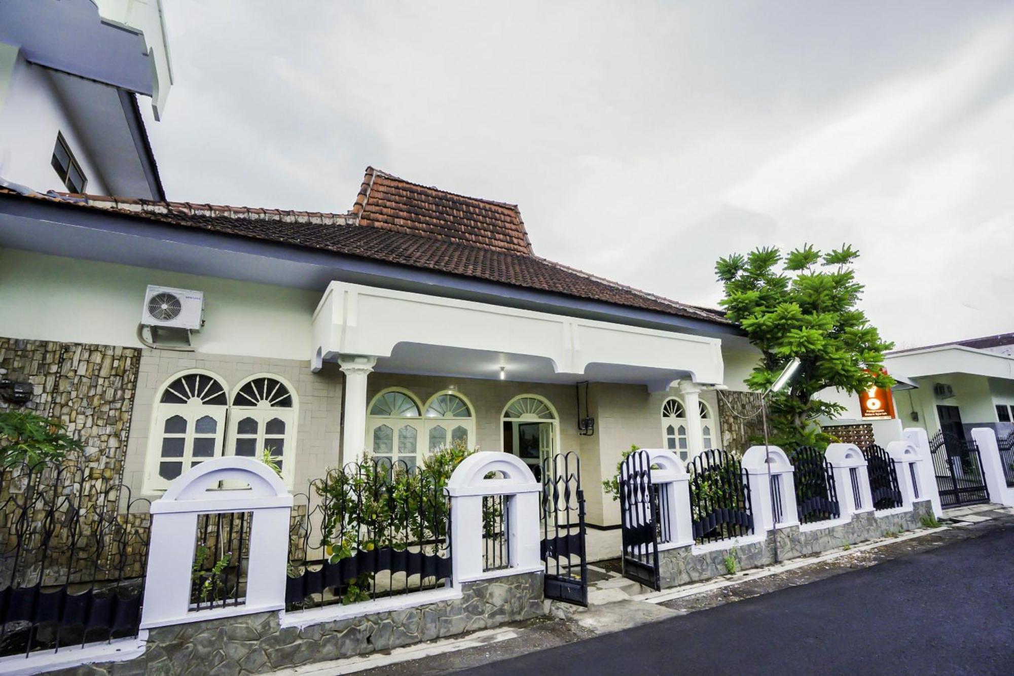 Oyo 2004 Penginapan Bidara Syariah Probolinggo Exterior foto