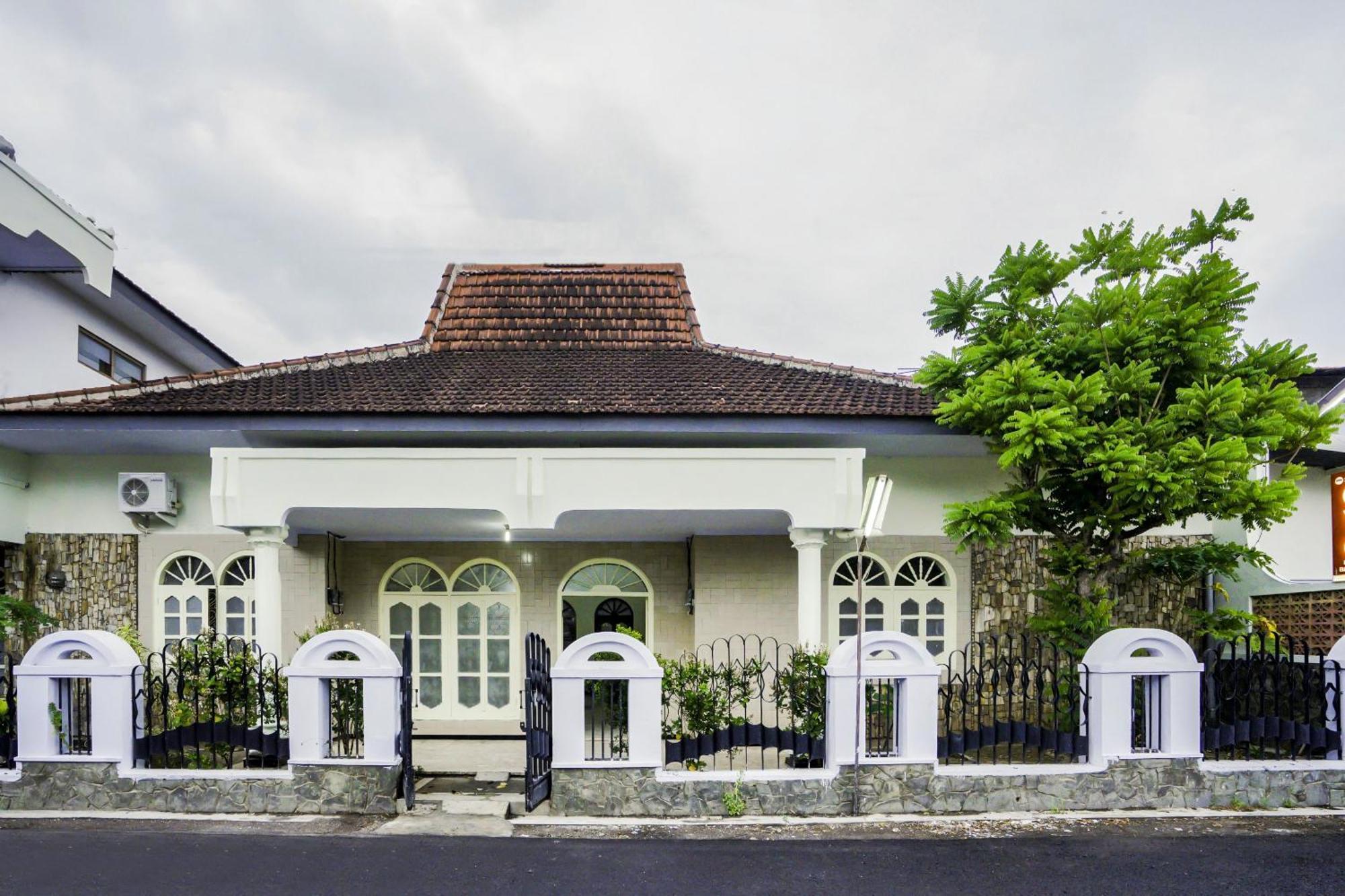 Oyo 2004 Penginapan Bidara Syariah Probolinggo Exterior foto